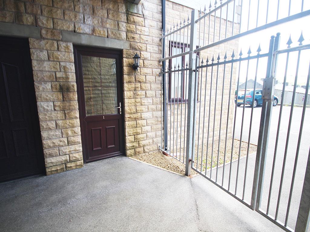 2 bedroom apartment To Let in Colne - IMG_3456.jpg